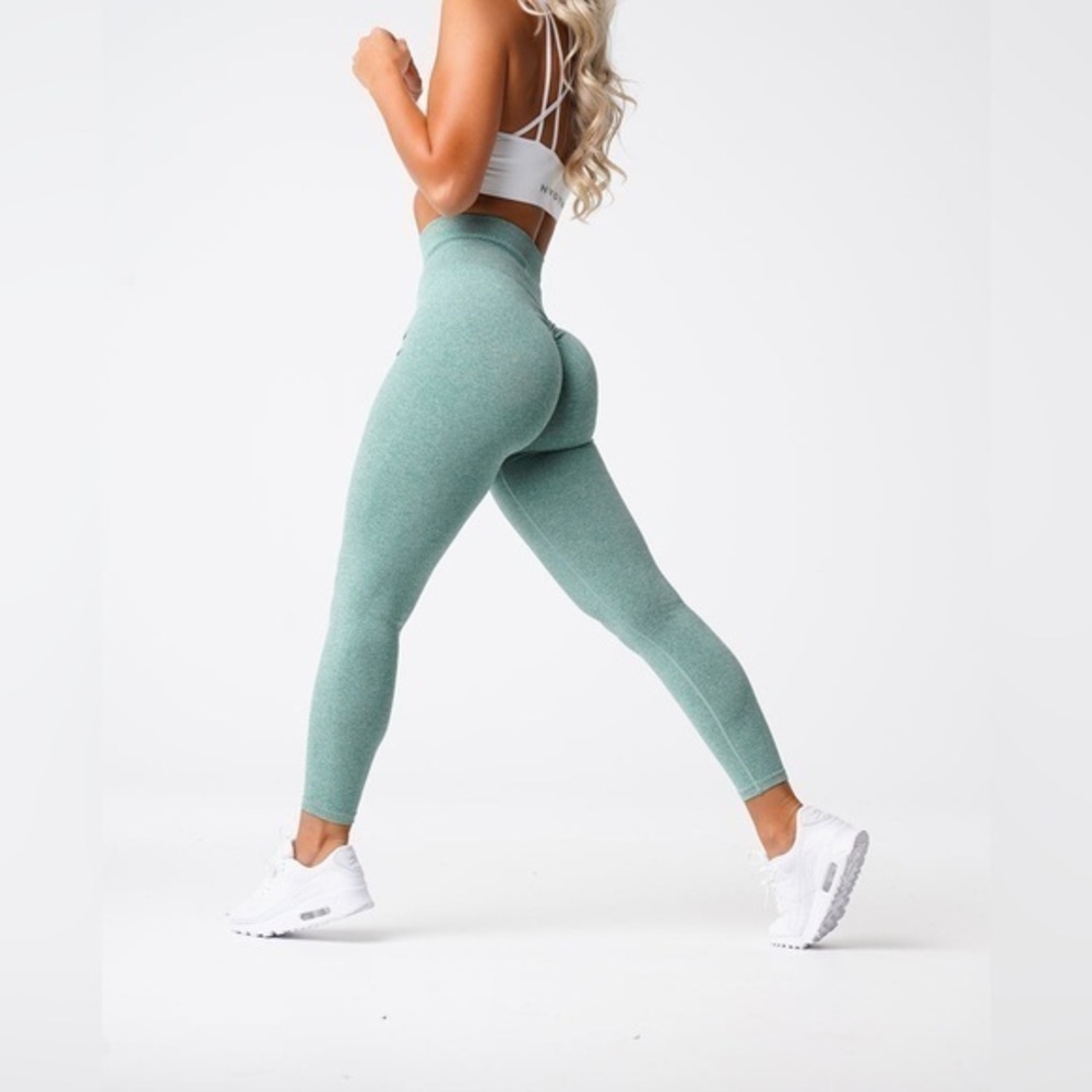 NWOT NVGTN Sage Green Scrunch Seamless Leggings Small